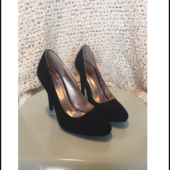 Cute velvet black heels!