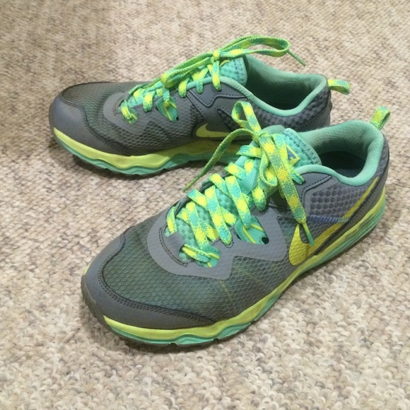 Nike dual fusion sneakers