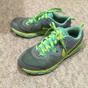 Nike dual fusion sneakers