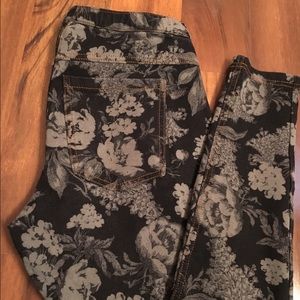 **SOLD**HUE Floral Print Jean Leggings; Size S