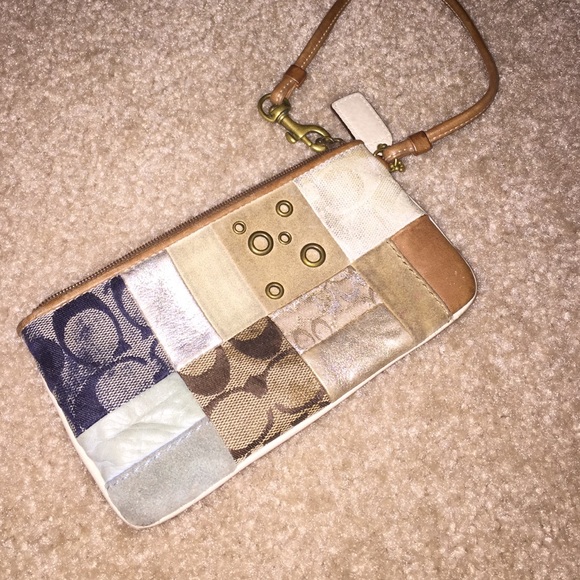 Coach Wristlet! Gently Used! 🎀 make an offer!