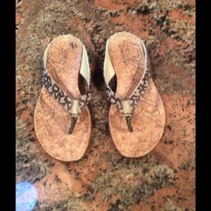 DKNY flip flop with cork sole size 7 brown print