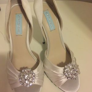 "Blue Bridal" by Betsey Johnson Heel in White sz 8