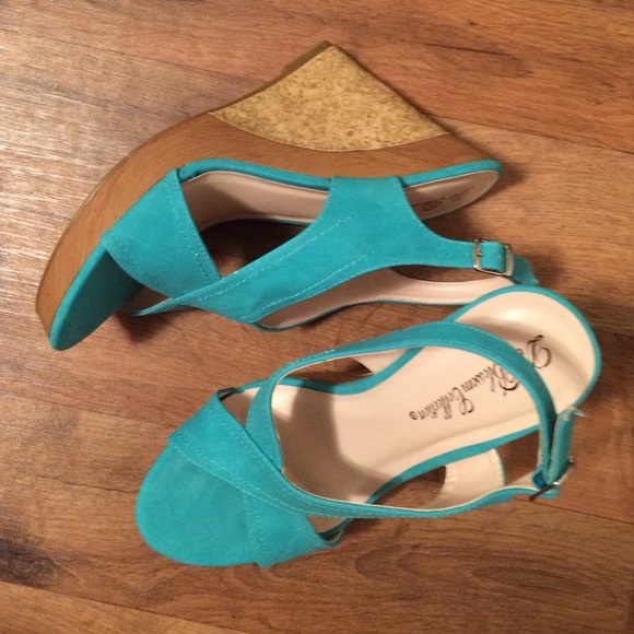 Velvety Seafoam Green Wedges - Picture 3 of 3