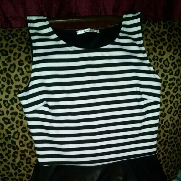 🌻 Black & white top🌻 - Picture 3 of 4