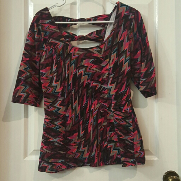 Chevron design shirt with bows in the back