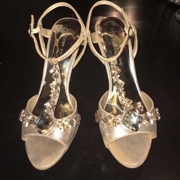 Audrey Brooke heel sandal