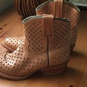 Studded booties in camel/tan