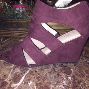 Burgundy wedges