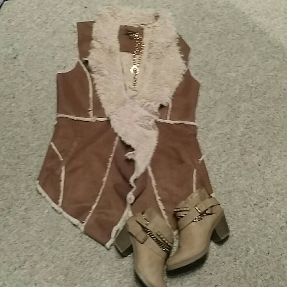 See other pics 4btr color faux shearling like new