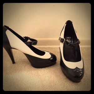 Adorable Spectator style pumps