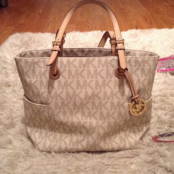 Michael Kors Handbags - MK jet set tote vanilla