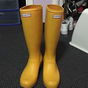 Yellow hunter tour rain boots