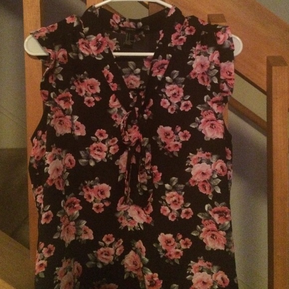 Floral sleeveless top with tie
