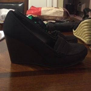 Black wedges