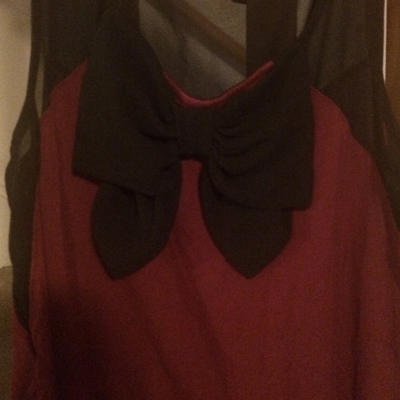 Maroon and black bow top