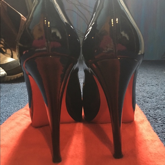 ❌SOLD❌ 100% AUTHENTIC black Christian Louboutins