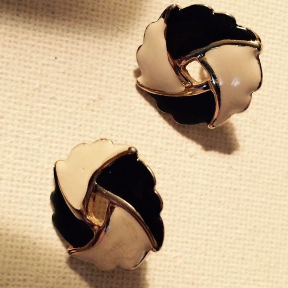 Black and white fashion earrings - Picture 1 of 3