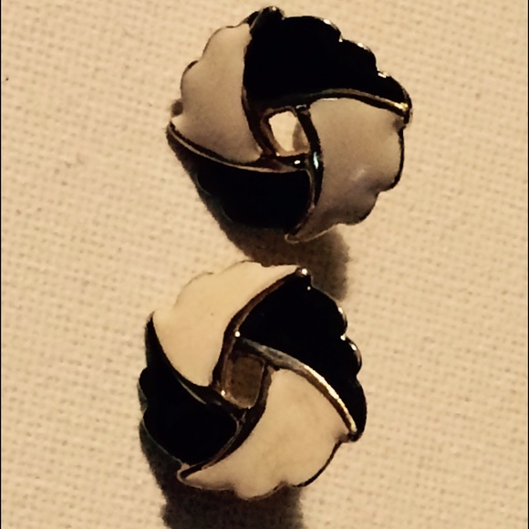 Black and white fashion earrings - Picture 2 of 3