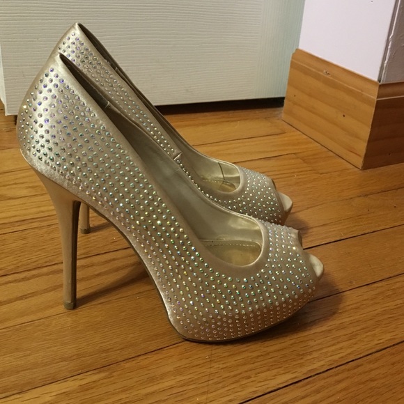 Jennifer Lopez Heel - Picture 2 of 4