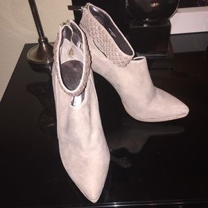 ABS Allen Schwartz Pointed toe/stone strap