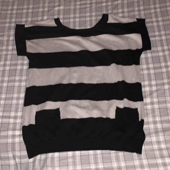 Short sleeve sweater