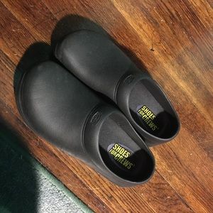 Slip resistant work shoes