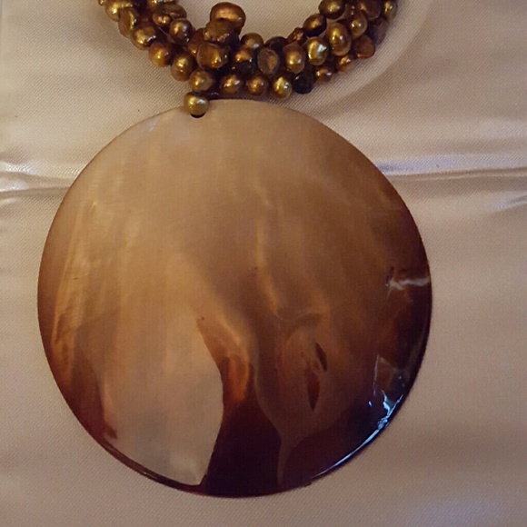 Crimson Ridge shell necklace - Picture 2 of 3