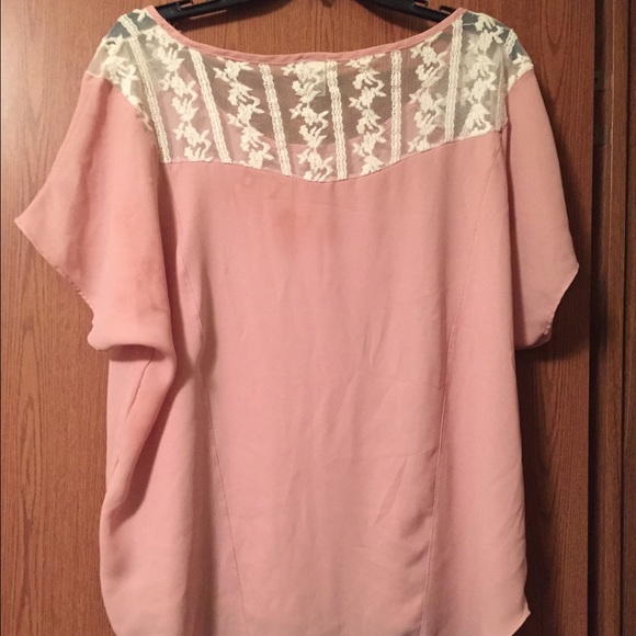 Daytrip top, hi-low on bottom, silky fabric - Picture 2 of 4