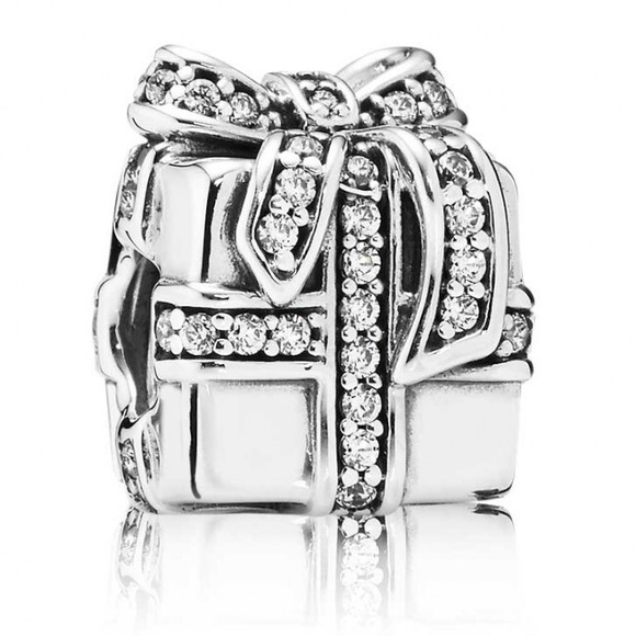Pandora sparkling surprise charm