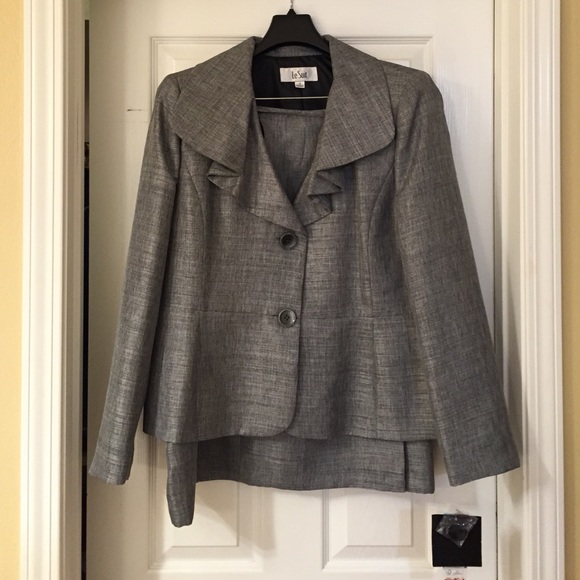 Gray LeSuit skirt suit. Size 16.