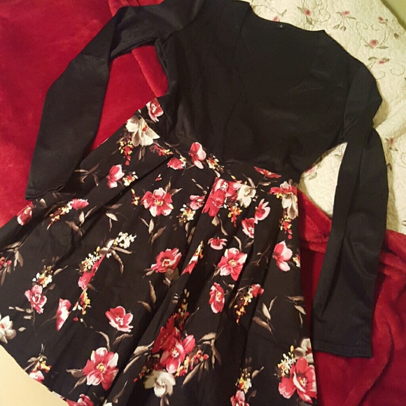 NWOT Beautiful Dress! - Picture 2 of 4