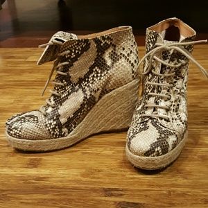 Snakeprint wedge shoe