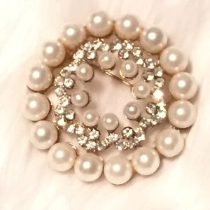 Beautiful vintage pearl and crystal brooch