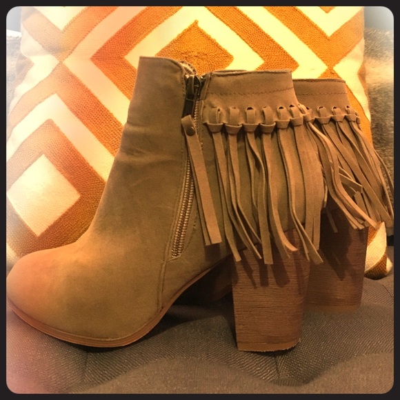Tassel booties. Size 9. Great condition!!!