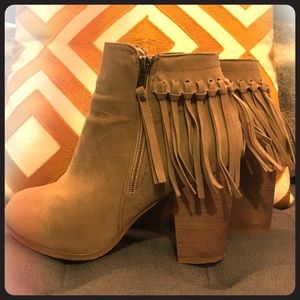 Tassel booties. Size 9. Great condition!!!