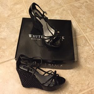 Black woven bow wedge