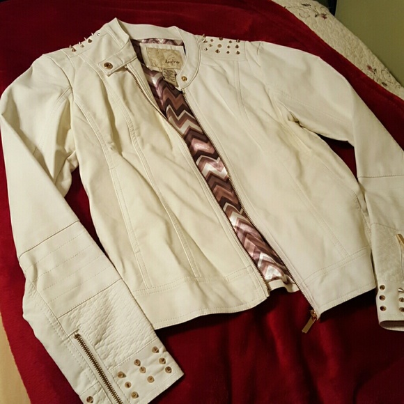 Gorgeous White Jacket - Picture 1 of 4