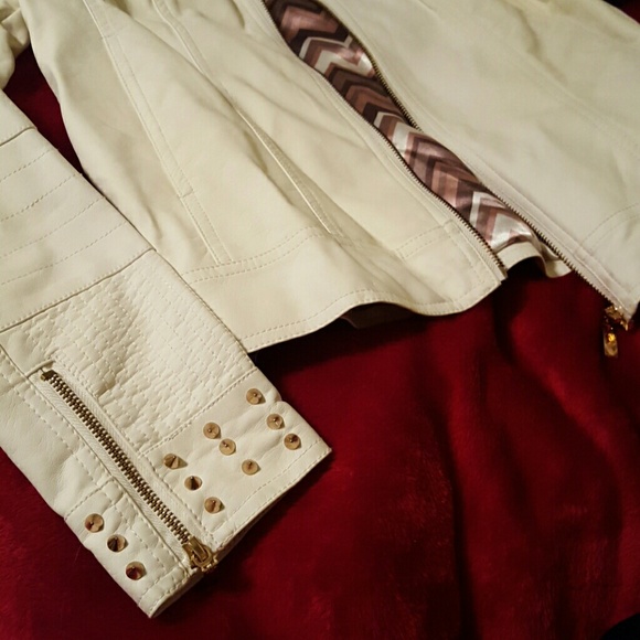 Gorgeous White Jacket - Picture 2 of 4