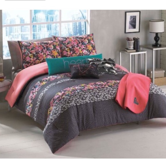 Comfy throw pillows and blanket