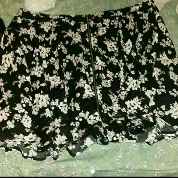 Floral skirt - Picture 2 of 2