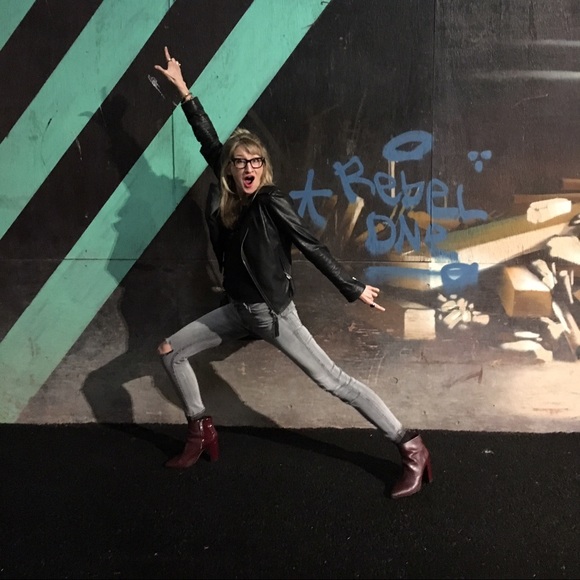 Hello๐. Poshing out of Minneapolis. ๐ ๐ฑ๐ผโโ๏ธ - Picture 4 of 4