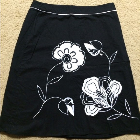 Westbound Dresses & Skirts - Gorgeous, embroidered flowers, calf length, a line