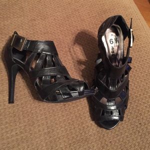 Size 6 1/2 black Dollhouse heels - never worn