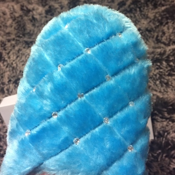 Slippers - Picture 2 of 4