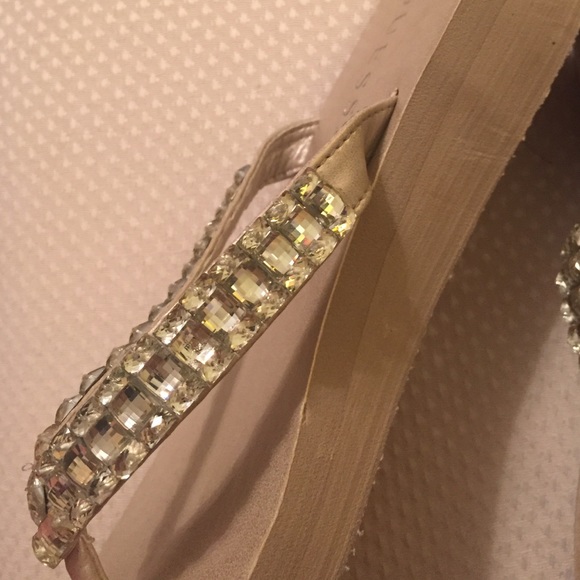 Guess brand dressy flip flops - Picture 4 of 4