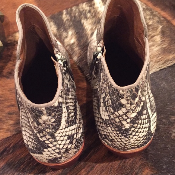 ❌SOLD❌ RARE Sam Edelman Petty Snake print booties - Picture 2 of 3