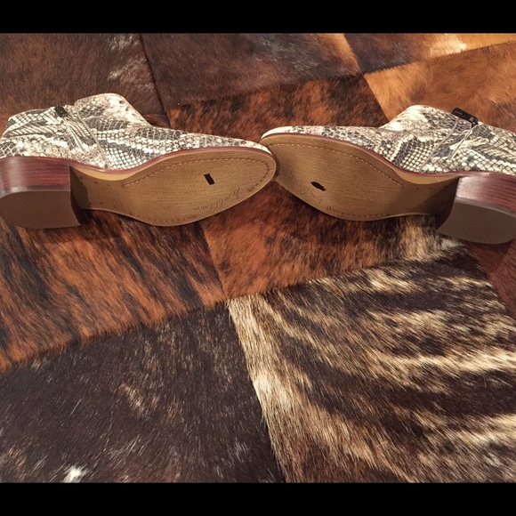 ❌SOLD❌ RARE Sam Edelman Petty Snake print booties - Picture 3 of 3