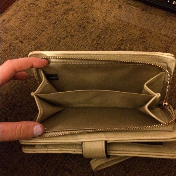 Wallet. 💁🏽 - Picture 3 of 4