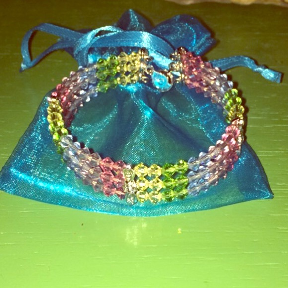 Beautiful bracelet! 💗 Comes in little, blue bag:)